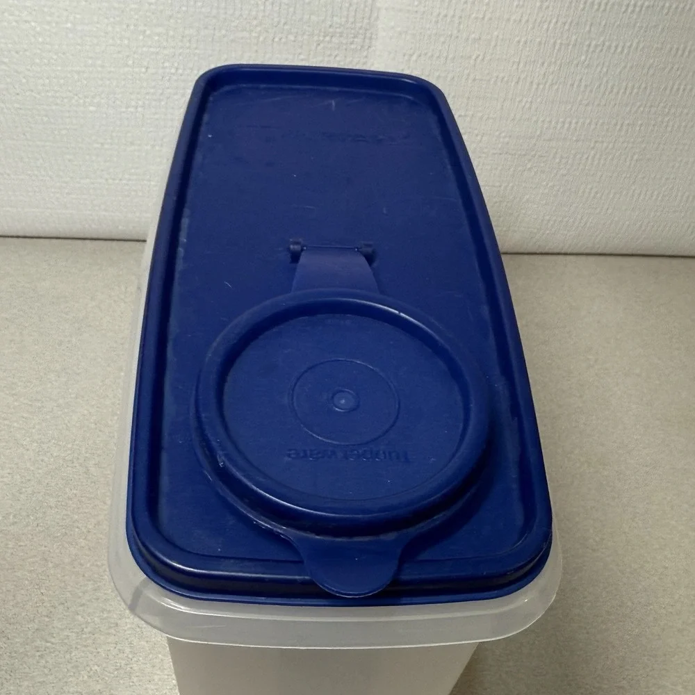 Vintage Tupperware Store N‎ Pour Shear 13 Cup.  471 Cap,  Seal Navy Blue